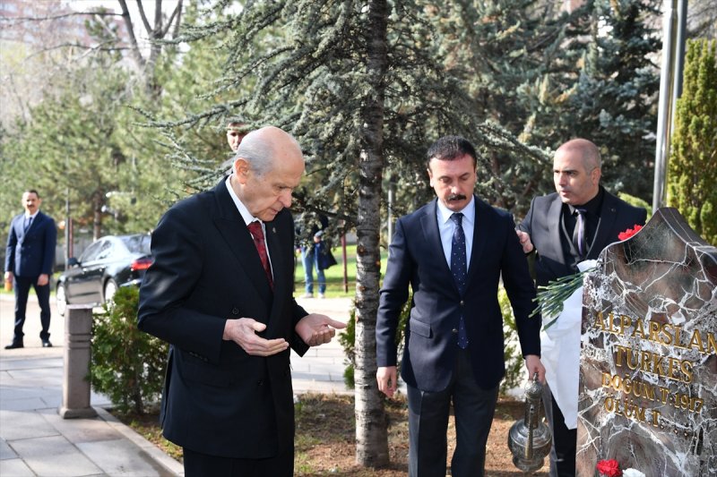 Bahçeli, korkuya prim verilmeden, telaşa müsaade edilmeden, sabırla bu zor günlerin aşılacağını vurguladı.
