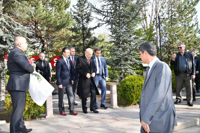 Umutların diri tutulmasını belirten Bahçeli, salgının milli varlığa zarar vermeyeceğini belirtti.