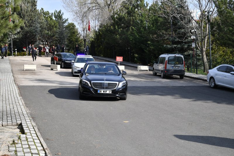 Alparslan Türkeş ve diğer şehitleri rahmetle anarak konuşmalarını tamamlayan Bahçeli kabirden korumalar eşliğinde ayrıldı.