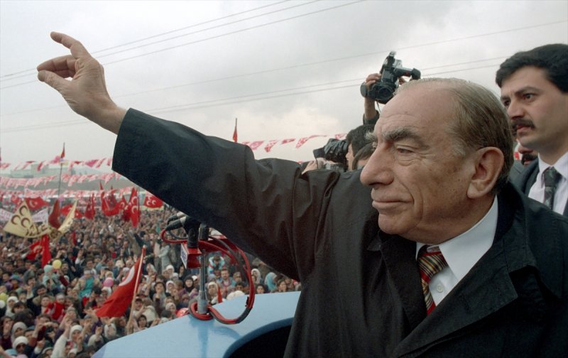MHP Genel Başkanı Alparslan Türkeş, 2 Mayıs 1993'deMHP'nin düzenlediği