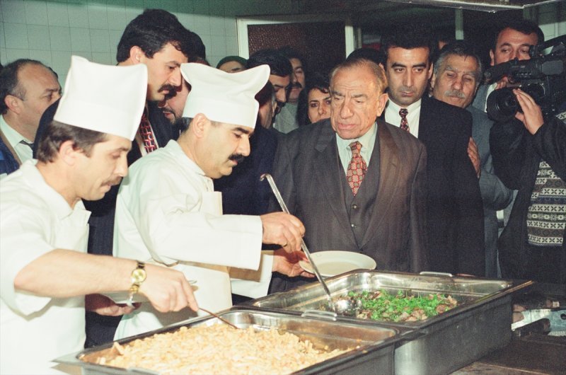 MHP Genel Başkanı Alparslan Türkeş, 31 Aralık 1994'de Keçiören Belediyesi'nin yaptırdığı aşevinin açılışını yaptı.