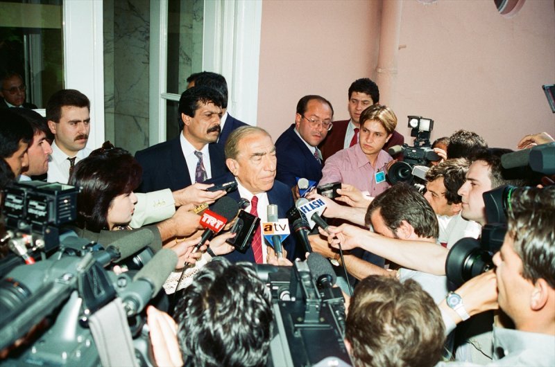 Cumhurbaşkanı Demirel, 19 Ağustos 1993'de MHP Genel Başkanı Alparslan Türkeş'i kabul etti.