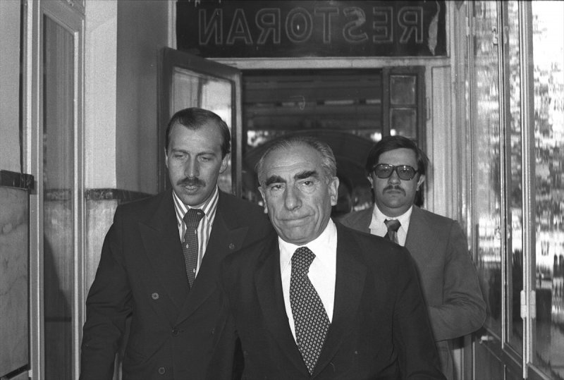 MHP Genel Başkanı Alparslan Türkeş, 19 Ağustos 1978'de patisinin küçük kurultayına katıldı. MHP Genel Sekreter Yardımcısı Yaşar Okuyan ve Genel Başkan Danışmanı Şevket Bülent Yahnici.