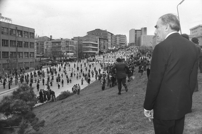 MHP Genel Başkanı Alparslan Türkeş, MHP Hükümeti protesto amacıyla düzenlediği miting öncesi yürüyüşü 16 Nisan 1978'de MHP Genel Başkanı Alparslan Türkeş de izledi.