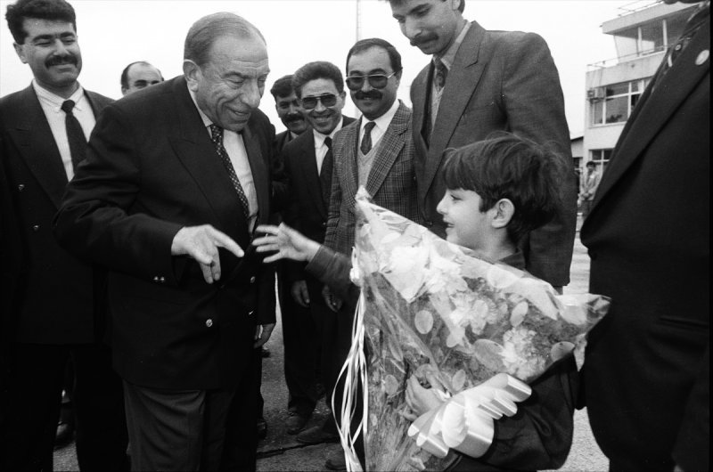 MÇP Genel Başkanı Alparslan Türkeş, 26 Şubat 1994'de Adana Havaalanı'nda kendisini karşılayanlar arasında bulunan ve çiçek vermek isteyen 10 yaşındaki Yiğit adlı çocuğa Bozkurt selamı verdi.
