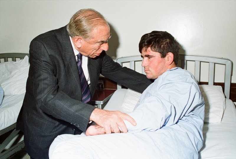 MÇP Genel Başkanı Alparslan Türkeş, 15 Ekim 1992'de, Güneydoğu'da terör örgütü ile mücadele ederken yaralanan askerleri tedavi gördükleri Gata'da ziyaret etti.