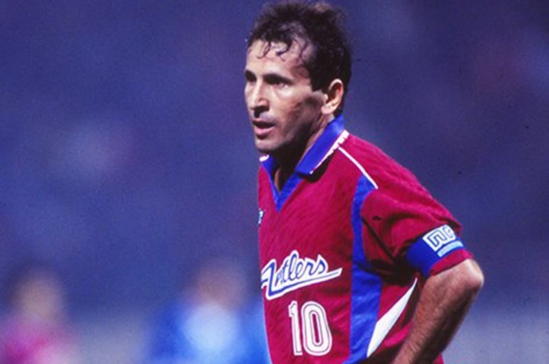 ARTUR ZICO | 1989 yılında 36 yaşındayken futbola veda eden Zico, ardından Brezilya Spor Bakanı olarak bir yıl görev yaptı. Devlet görevinden ayrıldıktan sonra ise yeniden futbola döndü. 1991'de Japon ekibi Kashima Antlers'e imza atan Zico, 1994'te futbolu ikinci kez bıraktı.