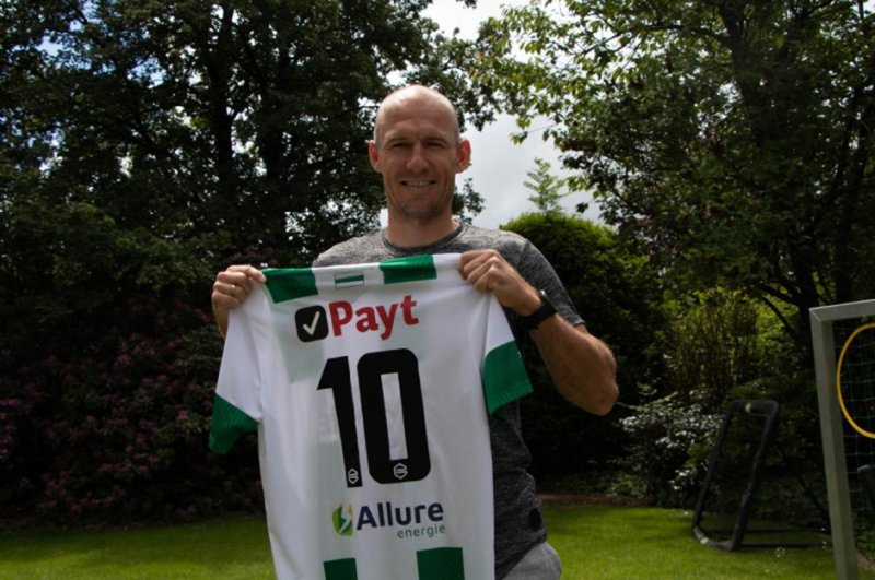 ARJEN ROBBEN | 2019 yazında Bayern Münih'teki sözleşmesinin bitişiyle emekli olan Arjen Robben, o dönem birçok takımın radarındaydı ancak Hollandalı futbolcu kariyerini noktalamaya karar verdi. Aradan geçen 1 yılın ardından Arjen Robben yeniden futbola döndü. Altyapısında yetiştiği Groningen'e imza atan Robben, 10 numaralı formasıyla Eredivisie'de top koşturacak.