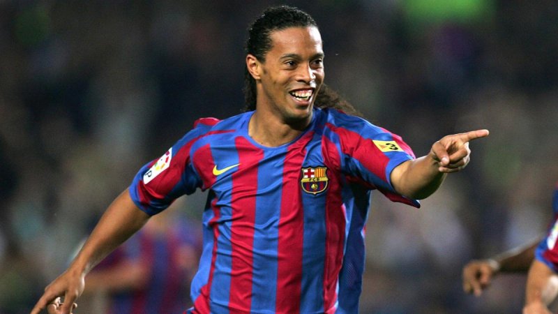 RONALDİNHO | Sahte pasaport nedeniyle Paraguay'da tutuklanan ve ev hapsi cezasında olan Ronaldinho'nun da cezasının sona ermesinin ardından futbola geri dönmek istediği öğrenilmişti. Brezilyalı yıldız, 2015'te kariyerine nokta koymuştu.
