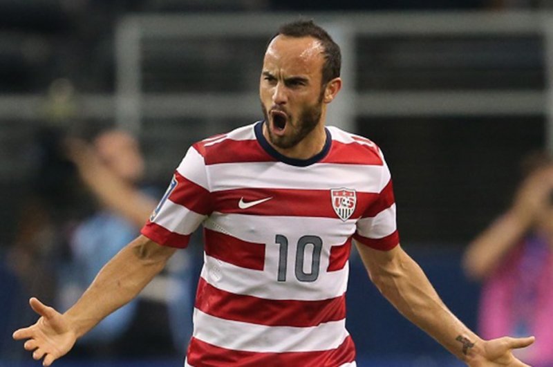 LANDON DONOVAN | ABD futbol tarihinin en büyük yıldızı olarak bilinen Landon Donovan, 2015'in Ocak ayında kramponlarını astı. Ancak bir sonraki sezon simgesi haline geldiği LA Galaxy'de tüm forvetler sakatlanınca Donovan kramponlarını giyip yeniden sahaya çıktı. 2017'de tekrar futbolu bırakan Donovan, 2018'de Meksika takımı Leon'la bir kez daha futbola döndü. Leon'dan sonra yine emeklilik geldi fakat 2019 Ocak ayında bu kez de San Diego Sockers'a katıldı. Landon Donovan SD Sockers'ın ardından futbolu kesin olarak bıraktı. Donovan kariyerinde 3 kez emeklilikten döndü.