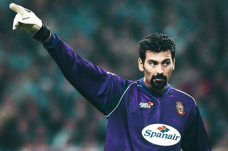 CARLOS ROA | 1998 Dünya Kupası'nda Arjantin'in kalecilerinden olan Carlos Roa, Mallorca formasıyla da önemli başarılar kazandı. 2004'te Albacete'den ayrılırken yeni sözleşme teklifini reddetti. Çünkü inancına göre kıyamet kopacaktı ve bu nedenle bir köye yerleşti. Beklediği tarihte kıyamet kopmayınca Roa futbola geri döndü...