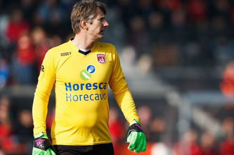 EDWIN VAN DER SAR | Futbol tarihinin unutulmaz kalecilerinden Edwin van der Sar, 40 yaşındayken Manchester United formasıyla futbola veda etti. Aradan geçen 5 yılın ardından Van der Sar, geçmişte beş sene formasını giydiği Noordwijk için kaleye geçmeyi kabul etti. 45 yaşında futbola dönen Van der Sar, bir maçlık performansıyla izleyenleri büyüledi ve yeniden emekli oldu.
