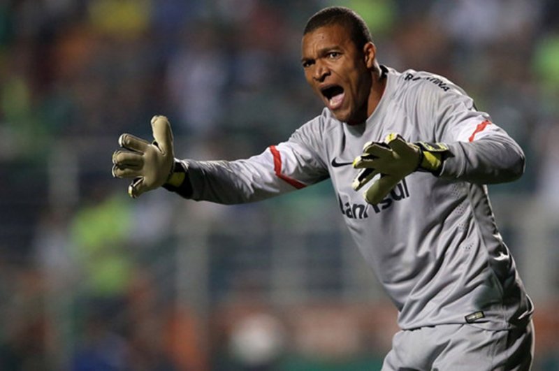 DIDA | Unutulmaz Milan kadrosunun kalesini koruyan Dida, 2010'da 36 yaşındayken futbolu bıraktı. Aradan geçen 2 yılın ardından ülkesi Brezilya'da Portuguesa ile futbola dönen Dida, sonrasında Gremio ve Internacional formaları da giydi ve 2016'da 42 yaşında eldivenlerini astı.