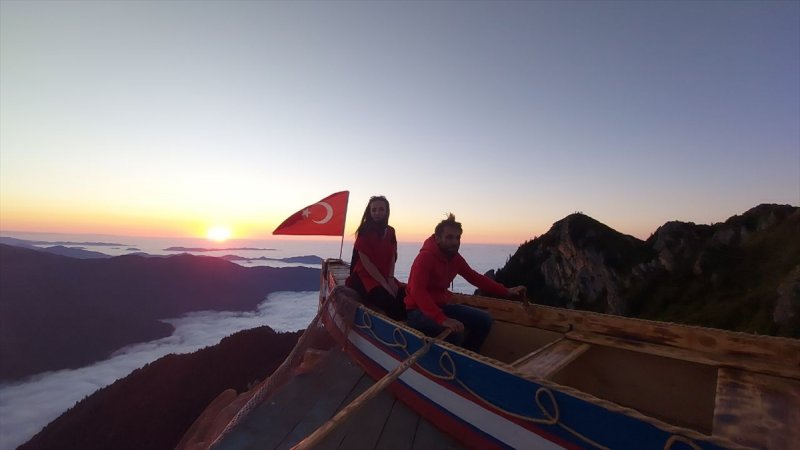Yaz aylarının tamamını bölgede geçirdiğini anlatan Kandemir, Kaçkarlar'da Huser Yaylası dışında başka hiçbir noktada bu denli bir görüş açısı olmadığını belirtti.