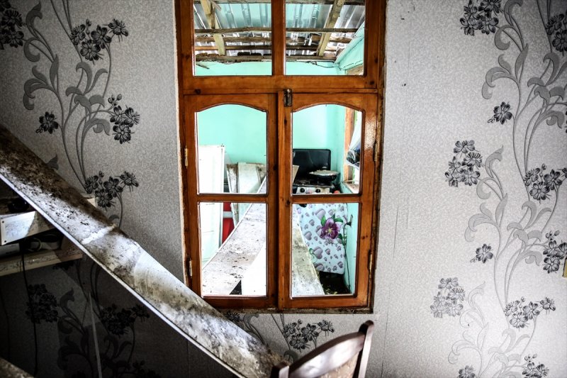 Güvenli bölgelerden gelen aileler, araçlarıyla ilk önce evlerini ziyaret edip hasar tespiti yapıyor, ardından ihtiyaçları olan eşyalarını alarak geri dönüyor.