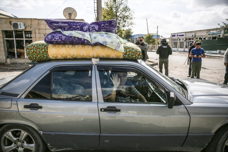 Kente düşen füzelerin isabet ettiği evlerde ve sokaklarda büyük çukurlar oluşturduğu görülüyor.
