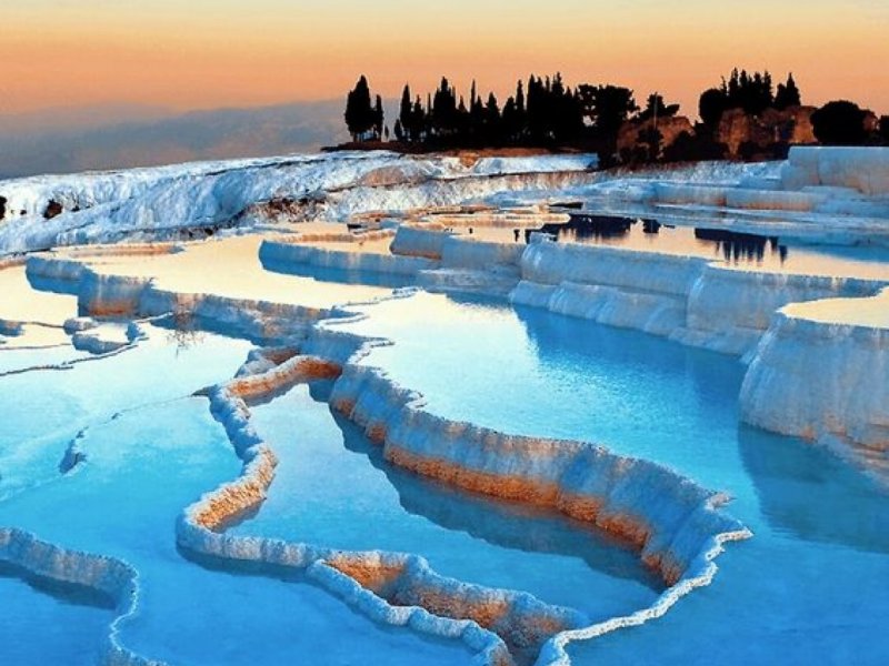 Pamukkale - Türkiye - Ülkemizin doğal güzellikleri arasında yer alan Pamukkale travertenleri, beyaz buzullarla kaplı olup her yıl milyonlarca turistte ev sahipliği yapmakatadır.