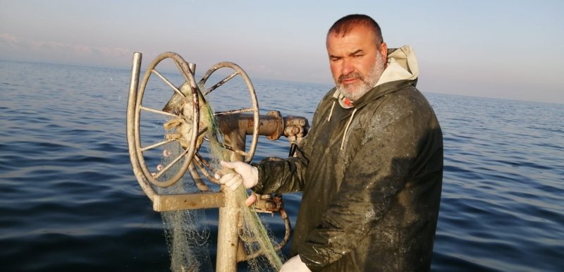 15 Nisan av yasaklarına kısa bir süre kala bugün yine Van Gölü’nde balıkçılarla beraber olduklarını ifade eden Akkuş, “Büyük bir mutlulukla şunu söylüyoruz ki Van Gölü’ndeki ağlar dolu dolu geliyor. Bugün her 100 metre ağda en az 15-20 kilo balık olduğunu görüyoruz.