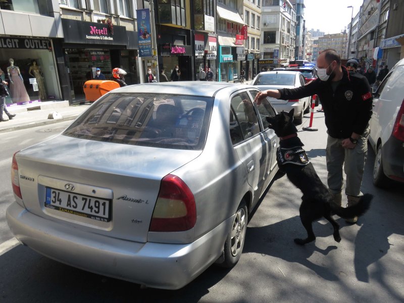 Fatih Millet Caddesi'ndeki denetimde de şüpheli araçlar durdurularak didik didik arandı.