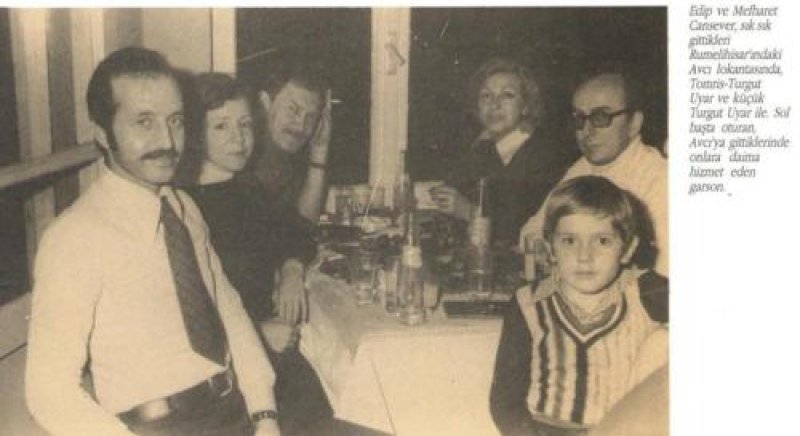 Edip Cansever’in ölümünden sonra anısına hazırlanan, “Fotobiyografi” başlıklı kitapçıktan bir resim. Sol başta oturan, Rumelihisarı Avcı lokantasının neredeyse aileden biri gibi olmuş meşhur garsonu Erol.