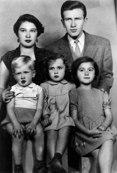 Turgut Uyar, ilk eşi Yezdan Şener ve çocukları (soldan sağa) Tunga, Şeyda ve Semiramis ile.