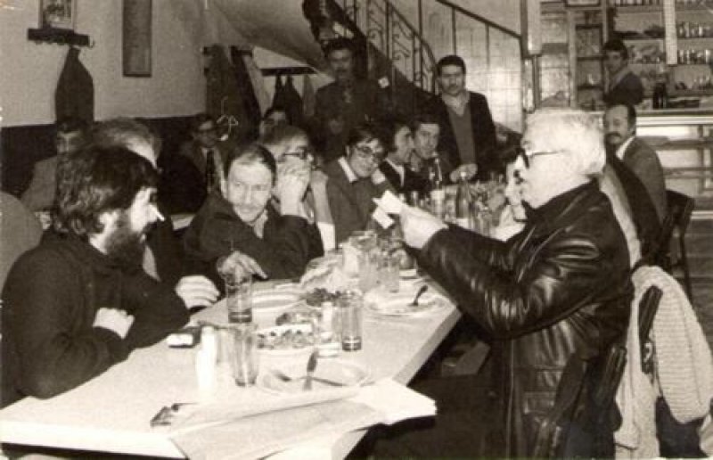 Masanın solu, soldan sağa, İsa Çelik, Turgut Uyar, Dürnev Tunaseli, Nezihe Meriç, Ömer Uluç, Tunga Uyar. Masanın sağı, arkadan öne, eski Rumelihisarı Avcı lokantasının garsonu Erol, Tomris Uyar, Muhteşem Sünter. Fotoğrafın arkasında yazana göre, görünmeyenler, sol tarafta İsa Çelik’ten sonra Mehmetcan Köksal, sağ tarafta ise Tomris Uyar’ın arkasında Salim Şengil, Edip Cansever ve Can Yücel.