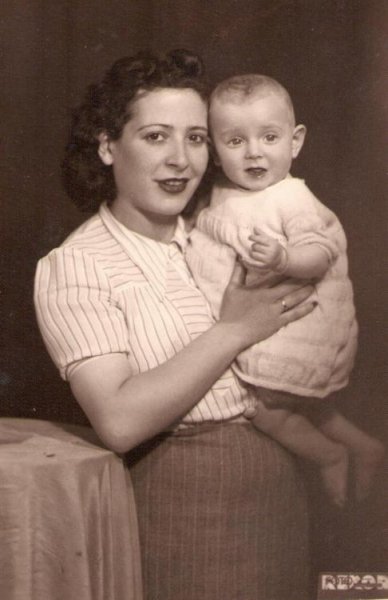 Tomris Uyar, annesi Celile Gedik ile. 1942.