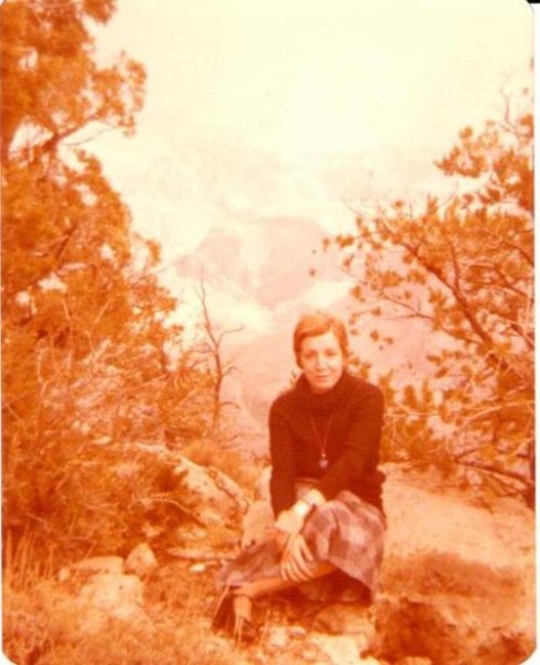 Tomris Uyar’ın davetli gittiği ABD gezisinde Grand Canyon’da çekilmiş bir fotoğraf (1978).