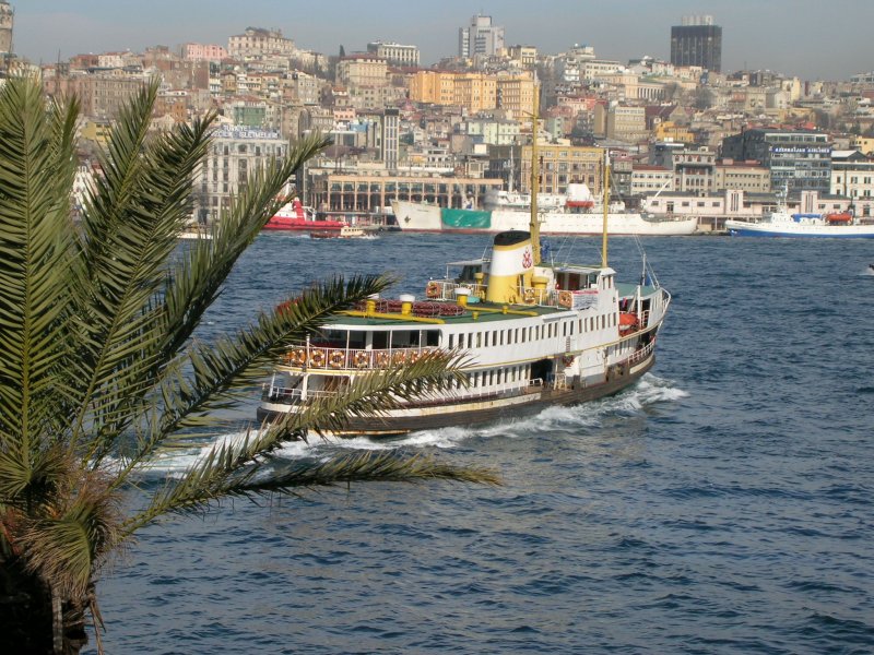 Eski dünyanın merkezinde yer alan İstanbul, tarihi abideleri ve olağanüstü manzaraları ile ünlü, önemli bir büyük kenttir.