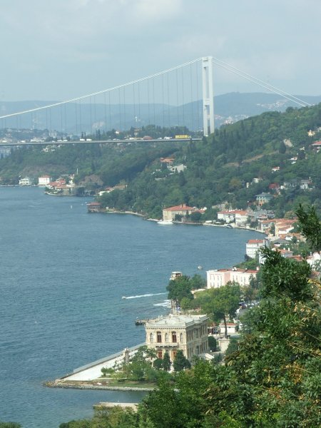 Boğaz’a kıyı olan bir semtten doğruca denize baktığımızda bazen büyüklüğü ile yüreğimizi hoplatan kocaman gemilerin sular üzerinde süzülerek geçtiğini görürüz. Etrafındaki küçük tekneleri alabora edecek kadar yüksek dalgalara neden olan bu gemiler, görüntüleri ile bile bizi heyecanlandırır.
