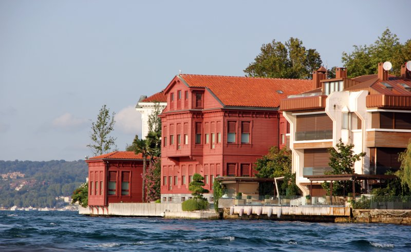İstanbul'da balıkçılığın tarihçesini Yenikapı'da yürütülen kazılardan elde edilen bulgulara dayanarak Prehistorik Cağ'dan Bizans ve oradan da Osmanlı'ya gelir.
