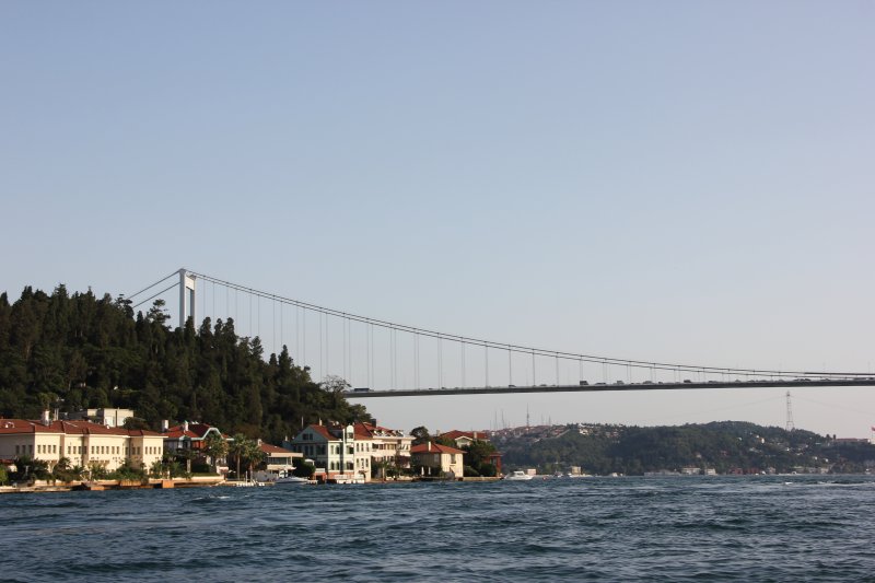 Yük ve seyahat gemileri, tankerler, ticari deniz araçları, şilepler; güneye inmek istiyorlarsa eğer İstanbul Boğazı’ndan geçmek zorundadır. Savaş gemilerini de bu kervana dâhil edebiliriz.