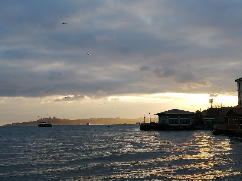 İstanbul Boğaz’ı kıyılarında ilk yerleşim yeri M.Ö. 685 yılında Megara'dan gelen Yunanların günümüzde Tarihi Yarımada olarak adlandırılan bölgeye gelmesiyle kurulmuştur. Bu yerleşim yeri günümüze pek çok kez el ve ad değiştirerek gelmiştir.