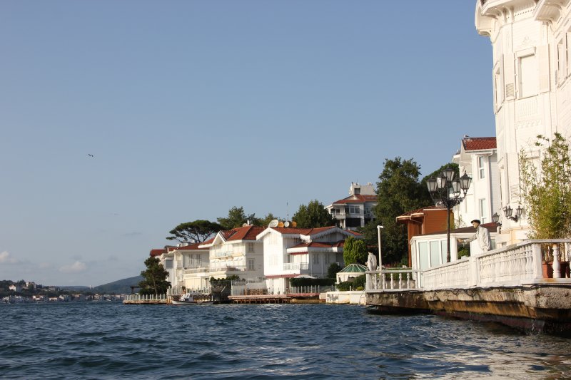 İstanbul’da genelde 1,5 milyon yapı bulunuyor. Bu milyonlarca yapının içinde özel niteliklere sahip olan ve kente güzellik katan bazıları var ki onlar diğerlerinin arasında İstanbul’u İstanbul yapan mücevherler gibi parıldıyor