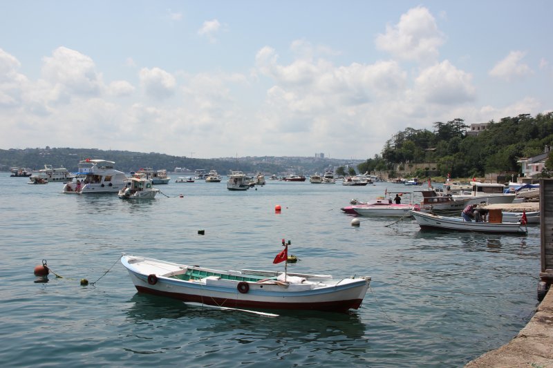 İstanbul üç bir tarafını çevreleyen denizi, Boğaz’ı ve limanları ile bir kıyı kenttir.