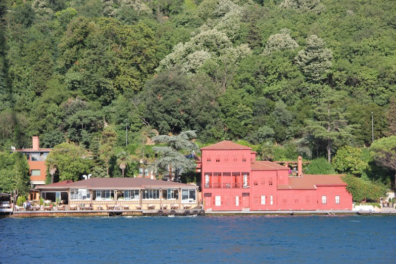 Çağlar öncesine dayanan balıkçılık Bizans’tan sonra, Fatih Sultan Mehmet’ten başlayarak Osmanlı Dönemi'nde de izlerini hissedilir derecede belirlemiş, balık saray mutfağına girerek oradan sultanların sofralarına kadar uzanmıştır.