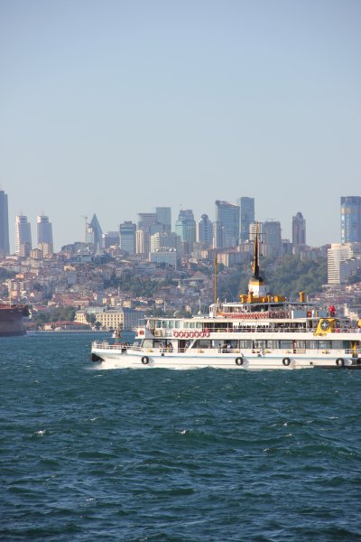 Yenikapı kazı alanında, Theodosius Limanı taban dolgusu altına inildiğinde, bugünkü deniz seviyesinden yaklaşık 6,30 metre altında Neolitik Çağ’a ait yapı kalıntıları ile günlük yaşama ait buluntular tespit edilmiştir.