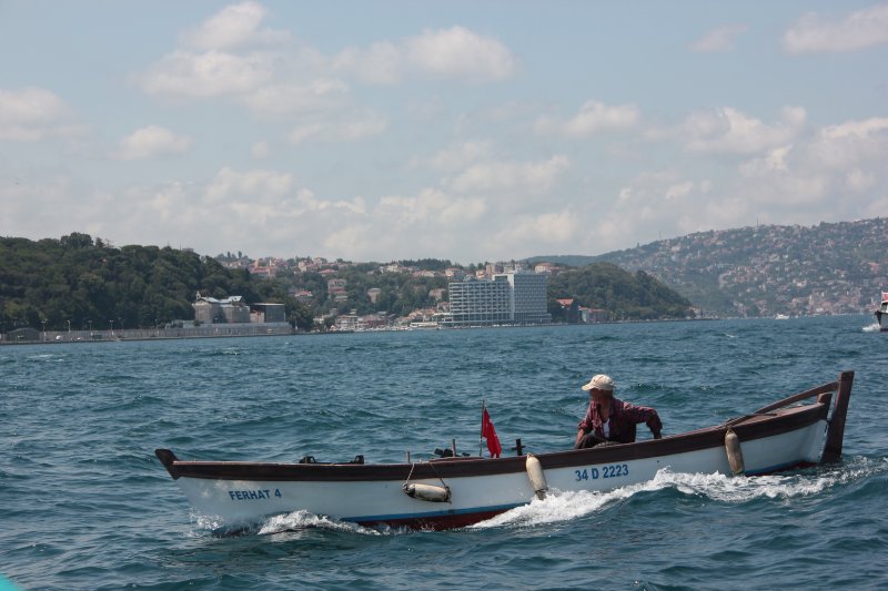 Neolitik Çağ’a tarihlenen, dal-örgü mimariye ait mekânların içinde ve çevresinde toplanan çok sayıdaki çanak çömlek parçası, İstanbul bölgesinin Neolitik toplulukları olarak adlandırılan “Fikirtepe Kültürü” ile Yarımburgaz dört evresiyle yakın benzerlik göstermektedir.