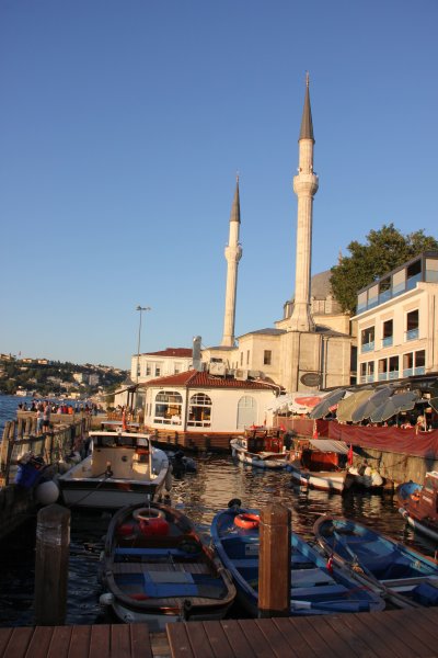 Dolmabahçe Sarayı, Beylerbeyi Sarayı ve Çırağan Sarayı bu dönemden günümüze gelen en bilinen yapılardır.