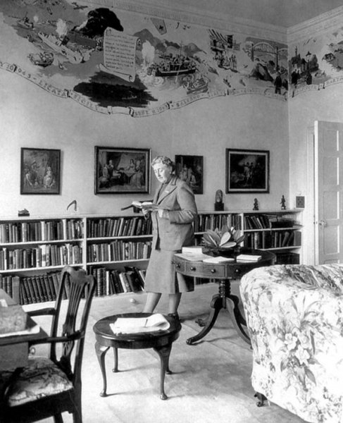 Yazdığı polisiye romanlarla bu türün önde gelen edebiyatçılardan olan İngiliz yazar Agatha Christie, kütüphanesinde kitap okuyor.