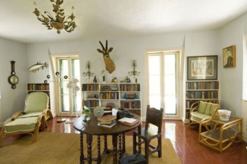 Amerika ve Dünya Edebiyatı'nın güçlü kalemi Ernest Hemingway'in hem dinlendiği hem de kitap okuduğu kütüphanesi.