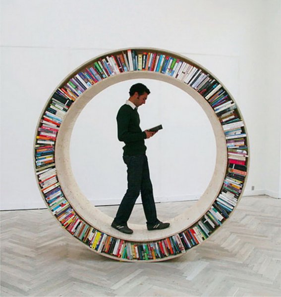 Hem kitap okumak hem de yürüyüş yapmak istiyorsanız tekerlek şeklindeki bu kitaplığa ne dersiniz?