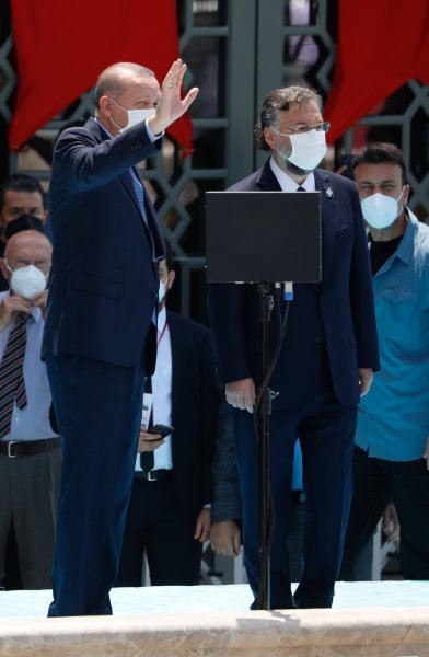 Erdoğan, rahmetli Turgut Özal'ın Başbakanlığı döneminde Elmas ailesinin camiyi inşa niyetlerini dile getirdiğini, ancak şartlar uygun olmadığı için netice alınamadığını söyledi.