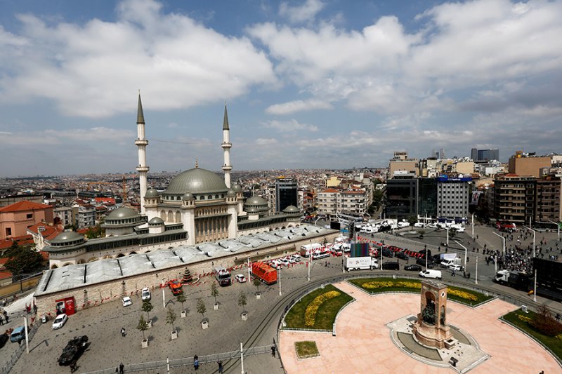 27 Mart 1994 yerel seçimlerini Taksim'e cami sözü veren ve kazanan Recep Tayyip Erdoğan;
