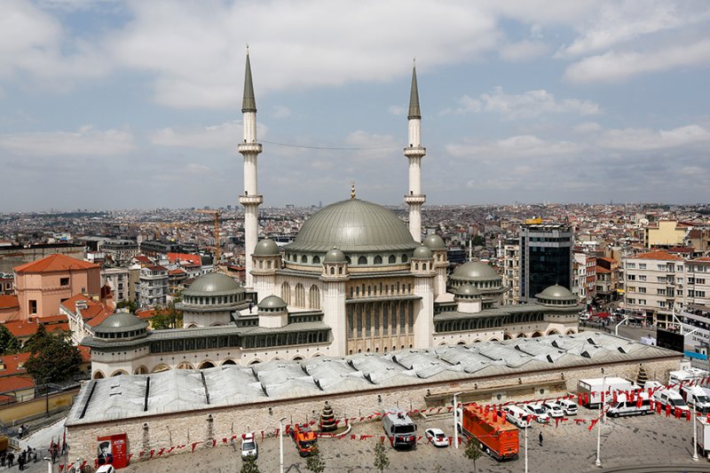 Taksim Camisi, 2 bin 482,46 metrekare toplam inşaat alanı, 33 metre kubbe yüksekliği, 2 şerefiyeli 64,80 metre minaresi, 10 bin metrekare otopark alanı, 4 bin kişi ibadet alanı, bin 800 metrekare bodrum ve zemin katlarda salon, sergi salonu, kütüphane ve aşevi mekanları sunuyor.