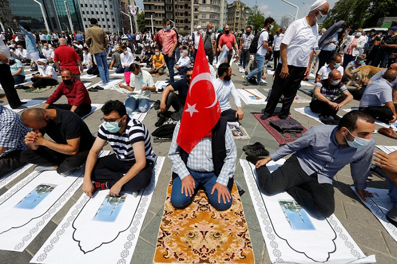 15 Temmuz 2016'daki darbe girişiminin ardından Cumhurbaşkanı Recep Tayyip Erdoğan Taksim'e cami yapma hedefine kaldığı yerden devam etti.