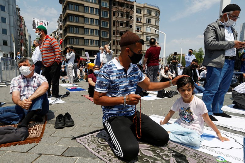7 bin 500 metre fore kazık, 310 ton yapısal çelik imalatları, 8 bin metrekare cephe taş kaplama, bin 300 metrekare de cephe prekast montajı da yapıldı.