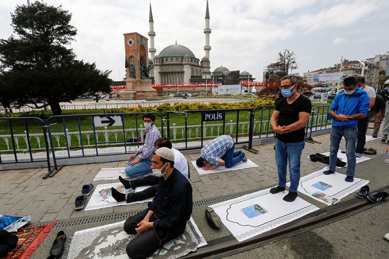 Refahyol iktidarının başbakanı, Refah Partisi lideri Necmettin Erbakan da Taksim Cami'nin temelini atacaklarını duyurdu. İdari ve hukuki süreçler nedeniyle Taksim'e cami yapılamadı.