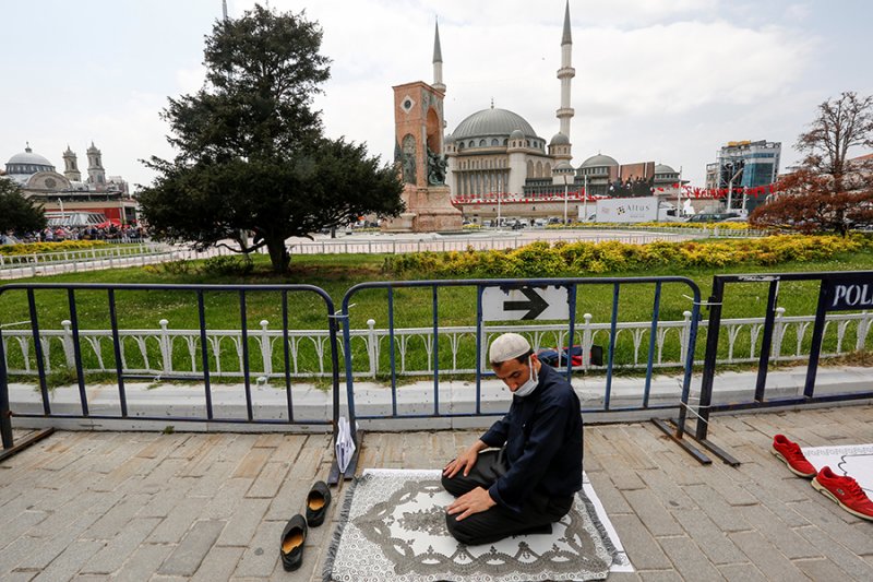 Süreç ilerleyip 28 Şubat 1997 post modern darbesiyle Refahyol hükümeti yıkıldı. Dönemin başbakanı Recep Tayyip Erdoğan, 2013 yılında Taksim Camisi ve Topçu Kışlası'nın yapılacağını duyurmuş, ancak gelişen olaylar sebebiyle Taksim Cami'sinin yapımı yeniden ertelenmişti.