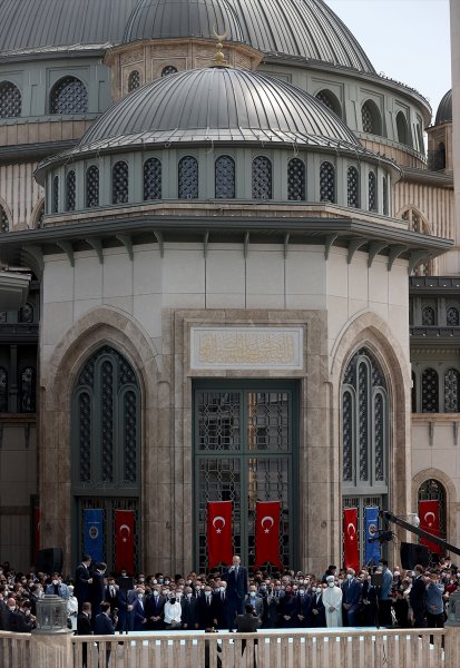 Elmas ailesi, Cumhurbaşkanı Erdoğan'ın onayıyla aile büyüklerinden devraldığı bu büyük hayali gerçekleştirerek 150 yıllık mazisi olan Taksim Cami'nin inşasını üstlendi.